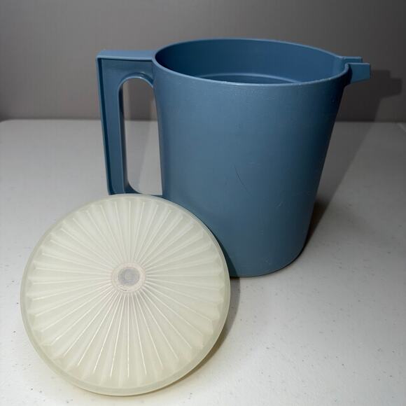 Tupperware Vintage Blue 1.5 Quart Pitcher #1575 Push Button Lid Made in U.S.A. - Picture 3 of 10